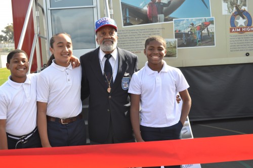 Tuskegee Airmen Nelson Robinson pose with Students